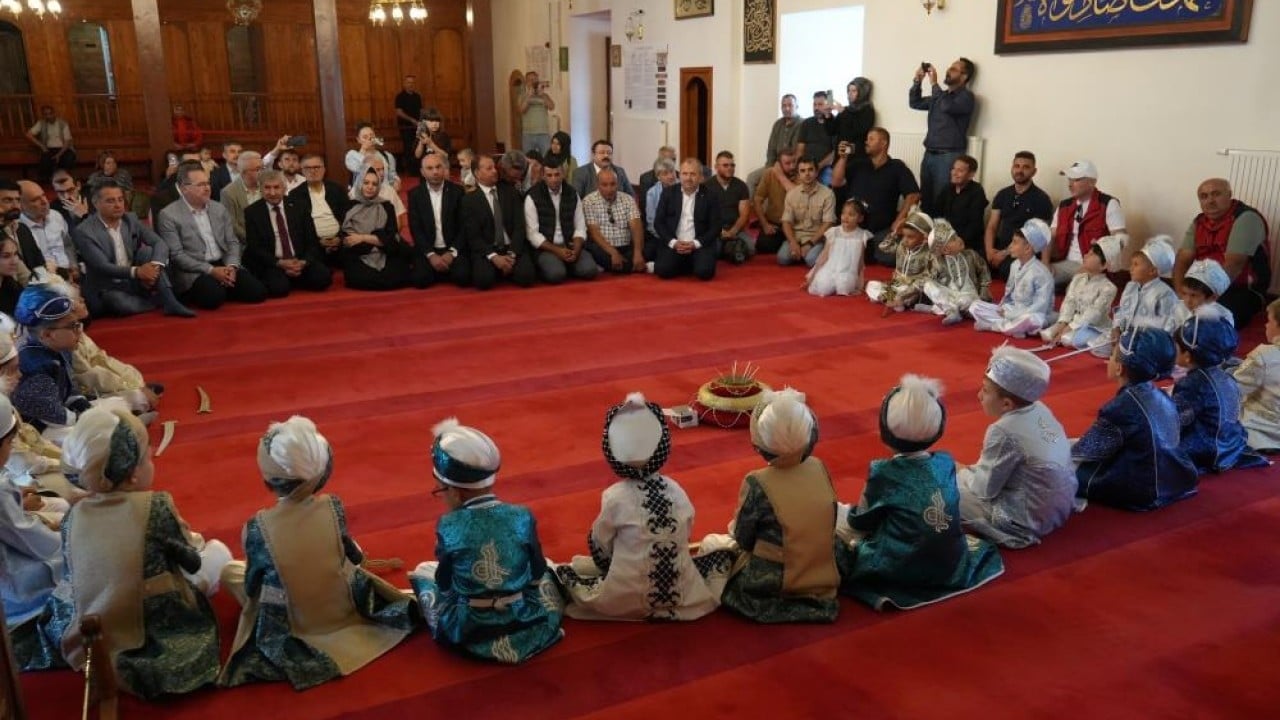 530 Yıllık vakıf geleneği ihtiyaç sahibi ve yetim 28 çocuk sünnet ettirildi