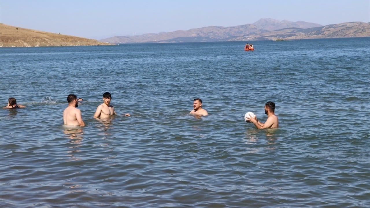 Foto - 56 kilometrelik kıyı şeridi var Doğunun gözdesi Hazar Gölü’nde sezon başladı