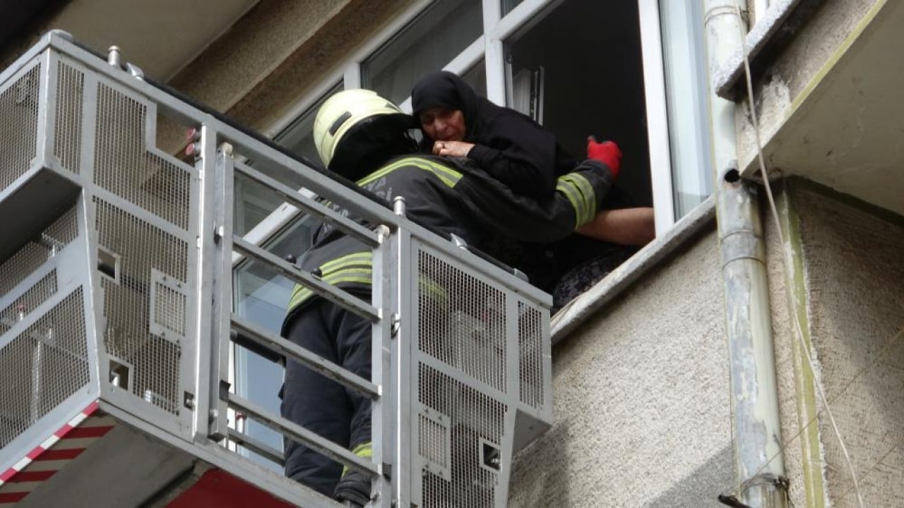 5'i çocuk 8 kişi ekiplerce kurtarıldı Alevler arasında can pazarı yaşandı