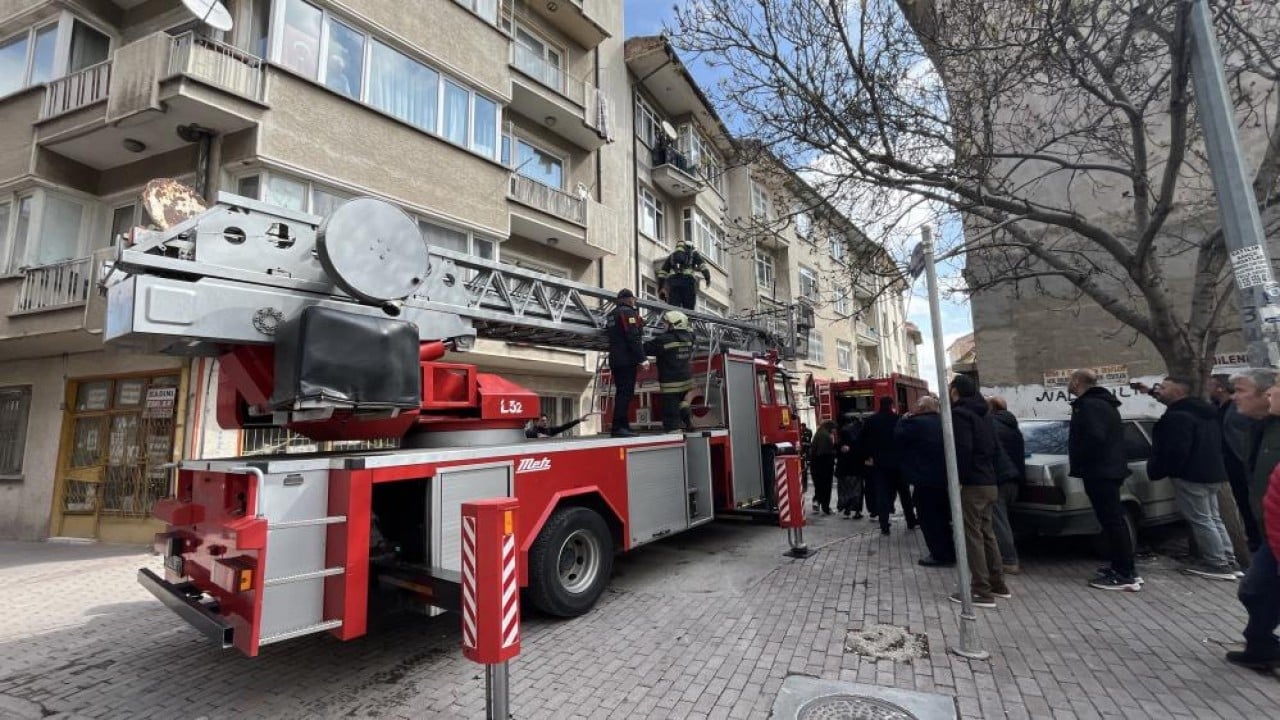 Foto - 5'i çocuk 8 kişi ekiplerce kurtarıldı Alevler arasında can pazarı yaşandı
