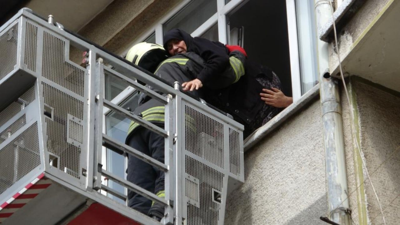 Foto - 5'i çocuk 8 kişi ekiplerce kurtarıldı Alevler arasında can pazarı yaşandı