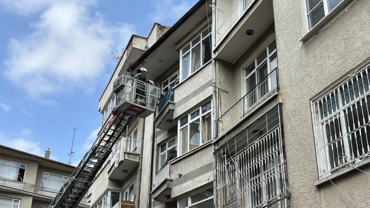 Foto - 5'i çocuk 8 kişi ekiplerce kurtarıldı Alevler arasında can pazarı yaşandı