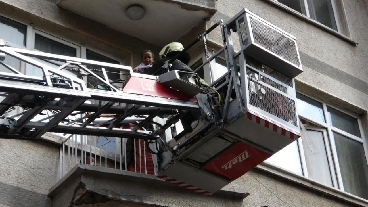 Foto - 5'i çocuk 8 kişi ekiplerce kurtarıldı Alevler arasında can pazarı yaşandı