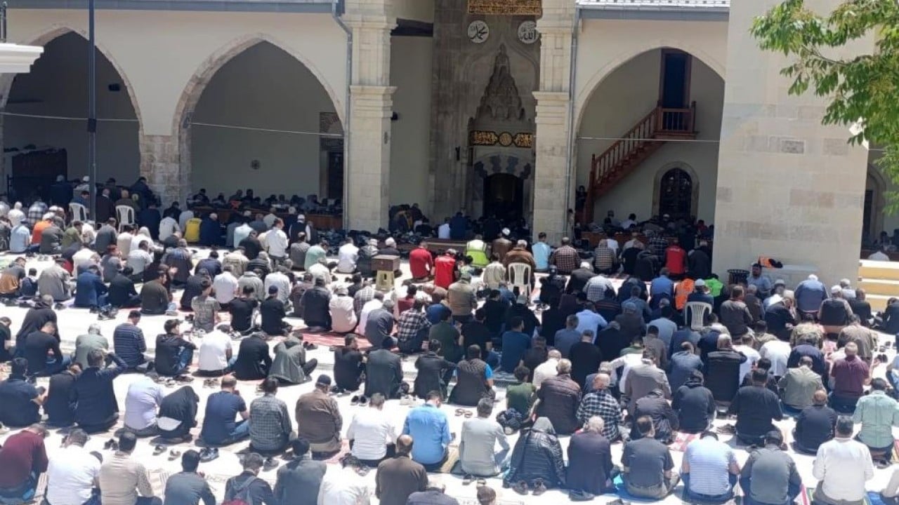Foto - 6 şubatta büyük hasar almıştı 583 yıllık Ulu Cami'de deprem sonrası ilk cuma