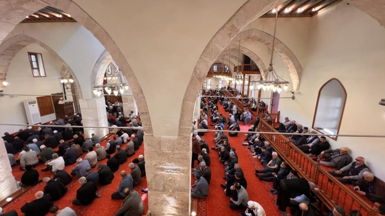 6 şubatta büyük hasar almıştı 583 yıllık Ulu Cami'de deprem sonrası ilk cuma