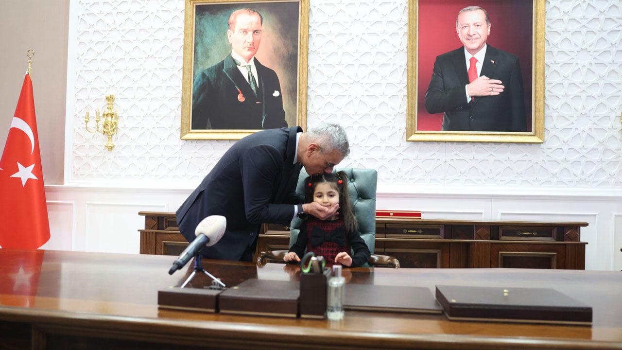 Foto - 6 yaşındaki "sağlık elçisi" dedesine sigarayı bıraktırdı! Sağlık Bakanlığında anlamlı buluşma