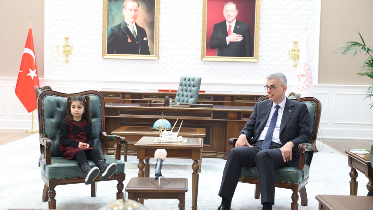 Foto - 6 yaşındaki "sağlık elçisi" dedesine sigarayı bıraktırdı! Sağlık Bakanlığında anlamlı buluşma