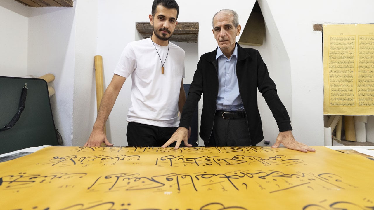 Foto - 6 yıllık sabır, 4 metrelik eser! İşte Dünyanın en büyük el yazması Kur’an-ı Kerim’i