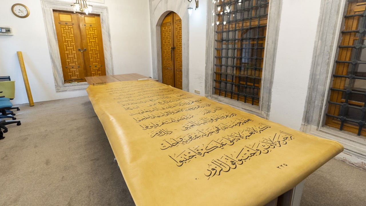 Foto - 6 yıllık sabır, 4 metrelik eser! İşte Dünyanın en büyük el yazması Kur’an-ı Kerim’i