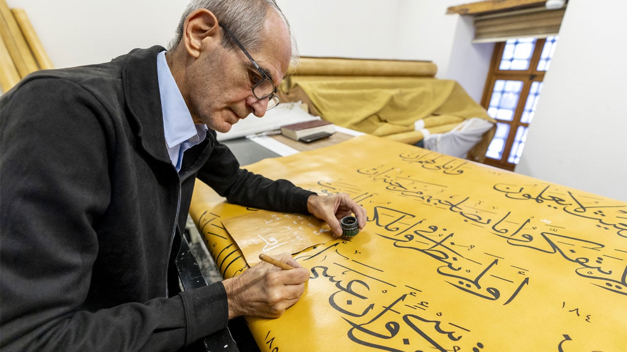 Foto - 6 yıllık sabır, 4 metrelik eser! İşte Dünyanın en büyük el yazması Kur’an-ı Kerim’i