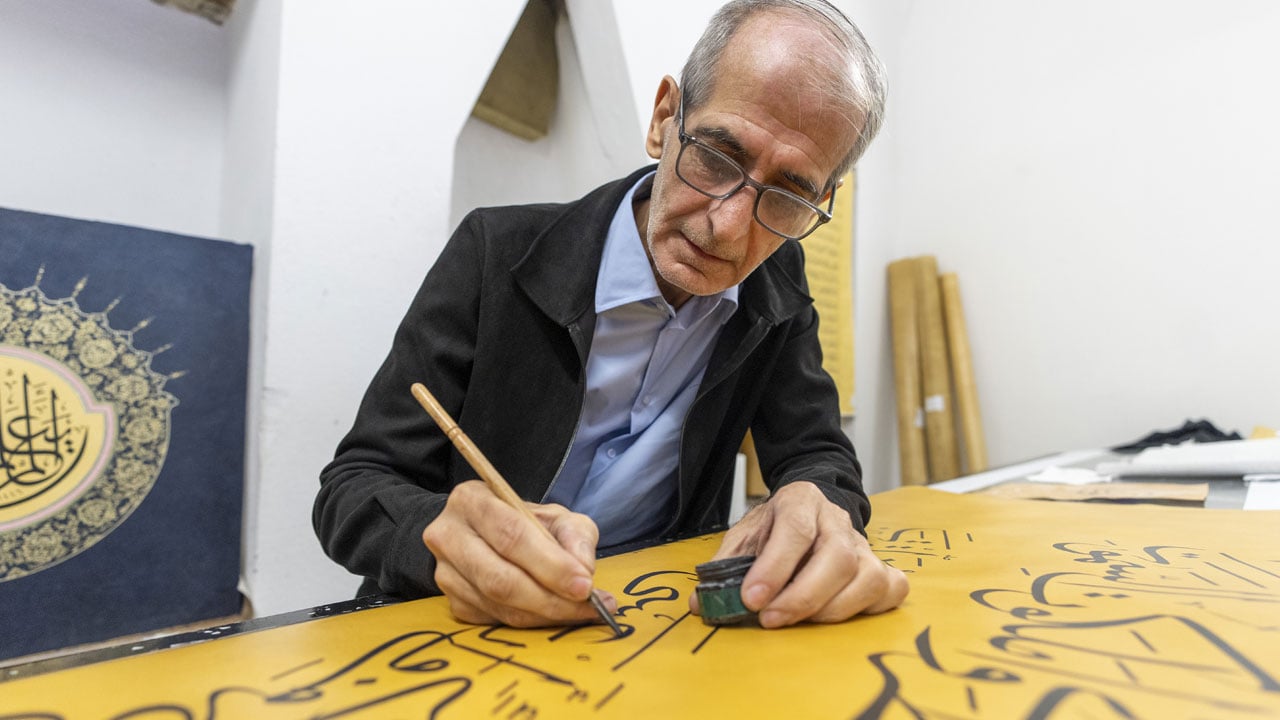 6 yıllık sabır, 4 metrelik eser! İşte Dünyanın en büyük el yazması Kur’an-ı Kerim’i