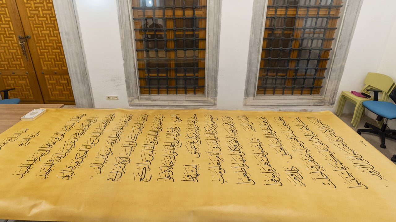 Foto - 6 yıllık sabır, 4 metrelik eser! İşte Dünyanın en büyük el yazması Kur’an-ı Kerim’i