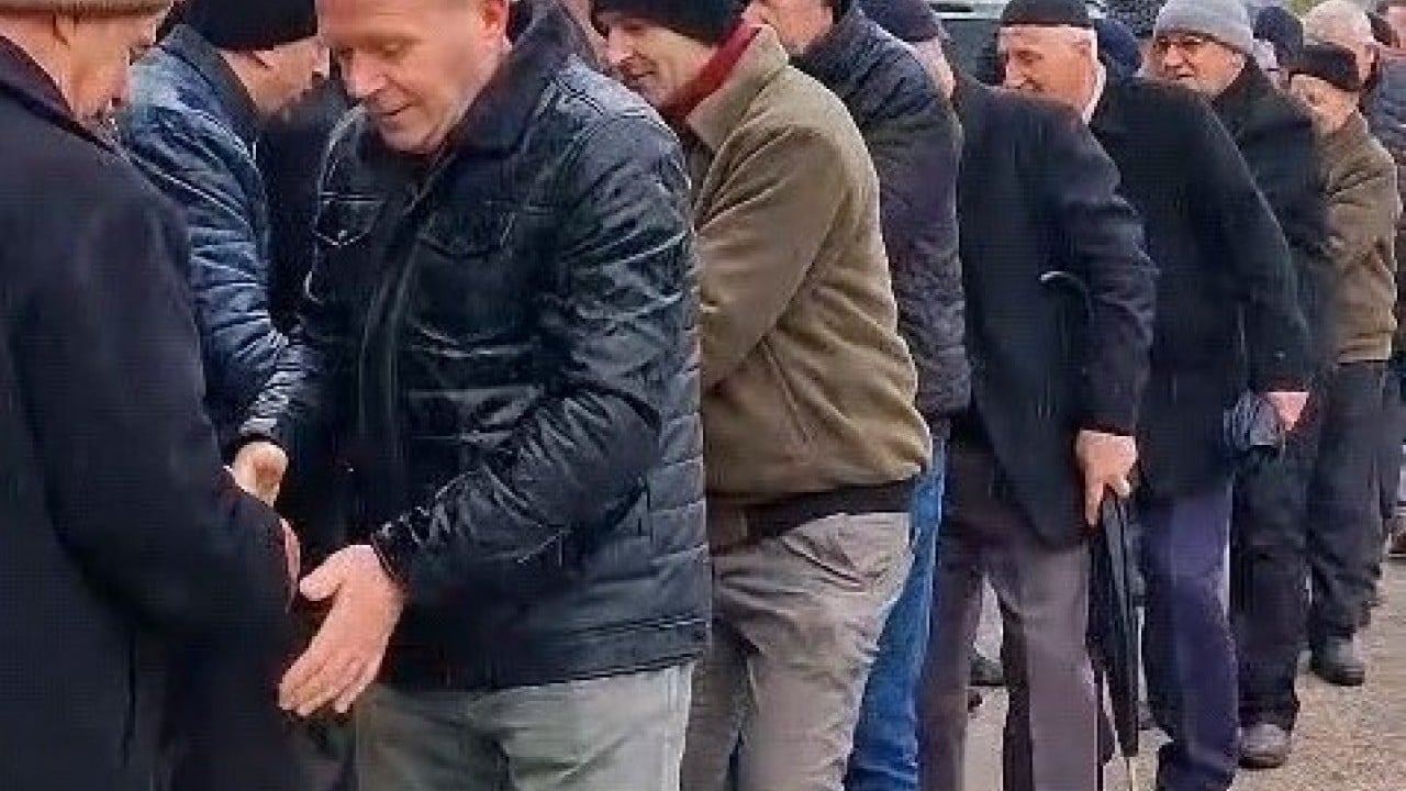 Foto - 60 Yıllık Bayram geleneği 1 kilometrelik bayramlaşma kuyruğu