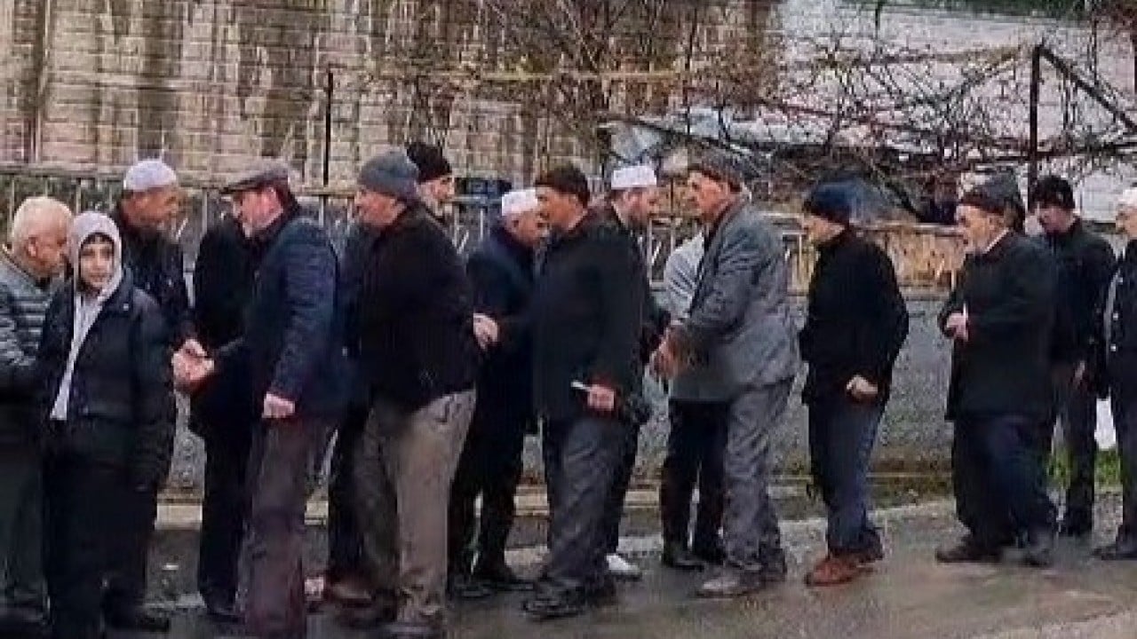 Foto - 60 Yıllık Bayram geleneği 1 kilometrelik bayramlaşma kuyruğu