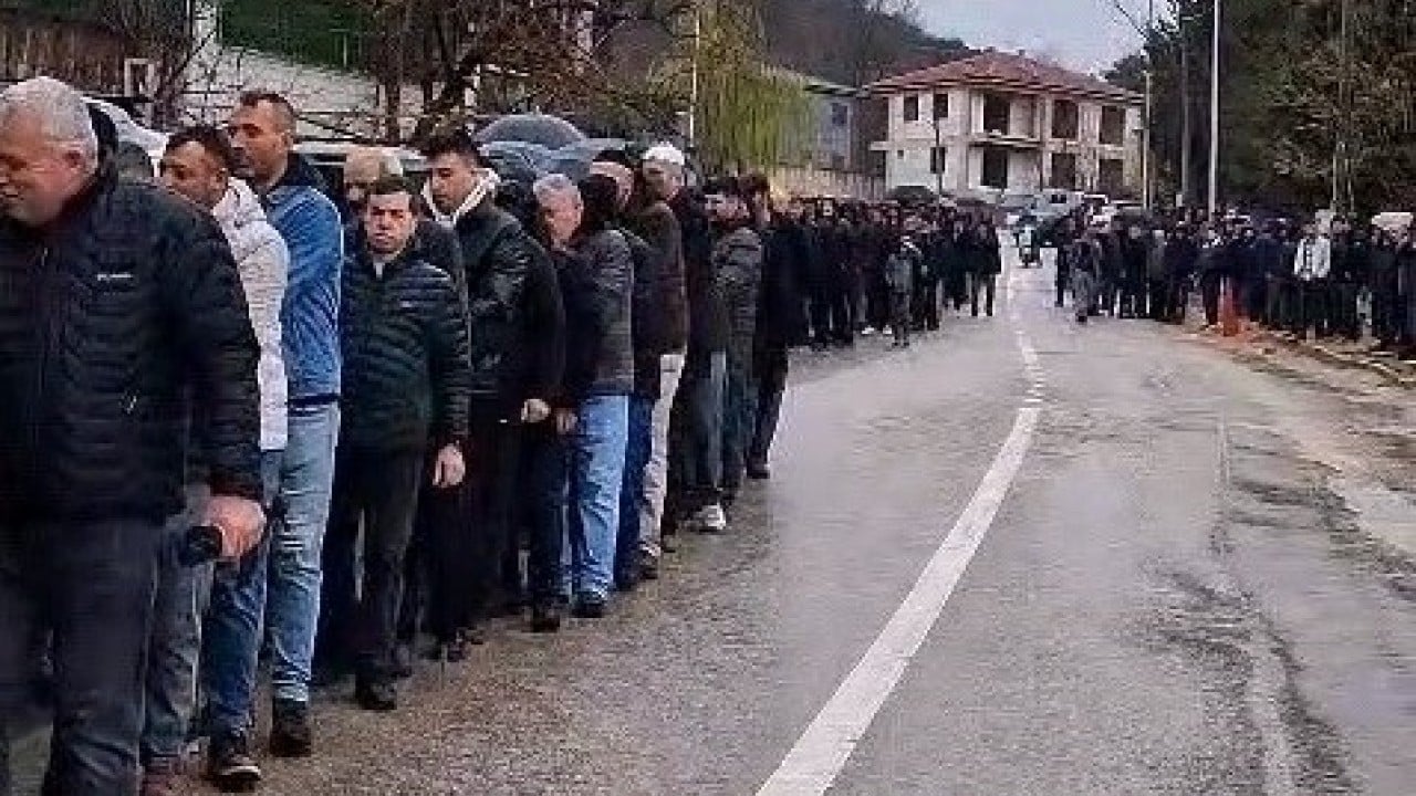 60 Yıllık Bayram geleneği 1 kilometrelik bayramlaşma kuyruğu