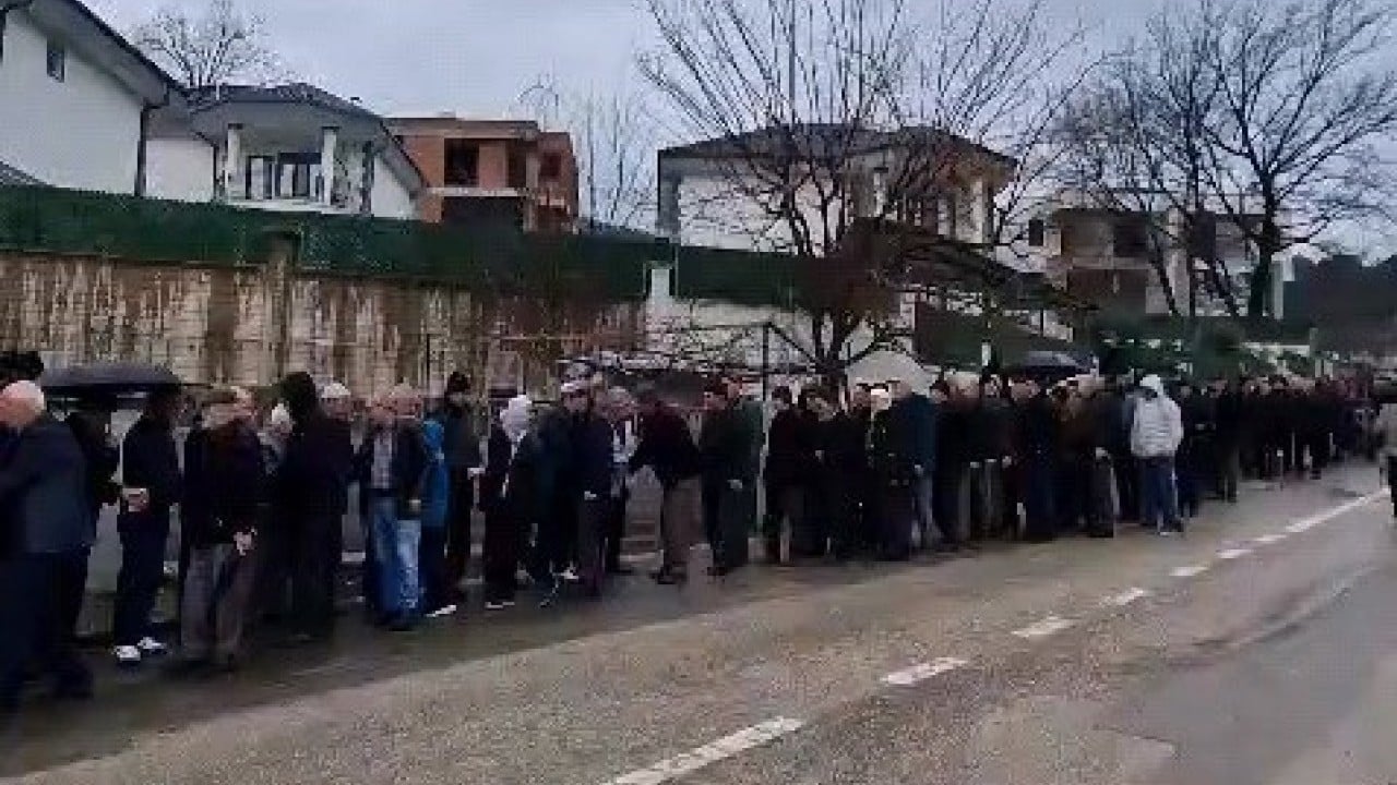 Foto - 60 Yıllık Bayram geleneği 1 kilometrelik bayramlaşma kuyruğu