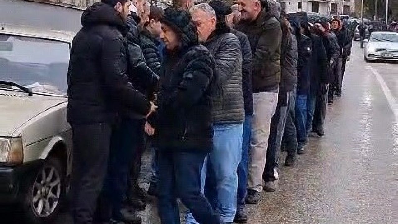 Foto - 60 Yıllık Bayram geleneği 1 kilometrelik bayramlaşma kuyruğu