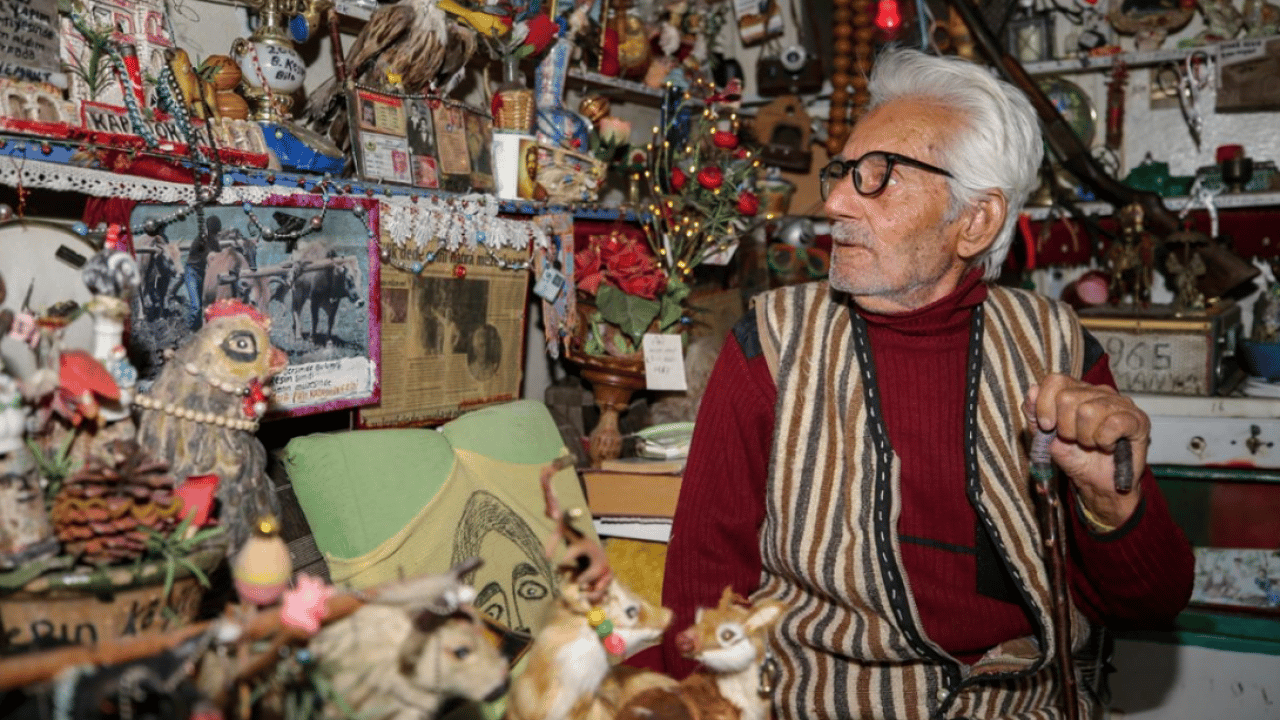 Foto - 60 yıllık hediyelikleri ve bir odaya sığdırdı! Kazım Amca’nın ilginç hikayesi