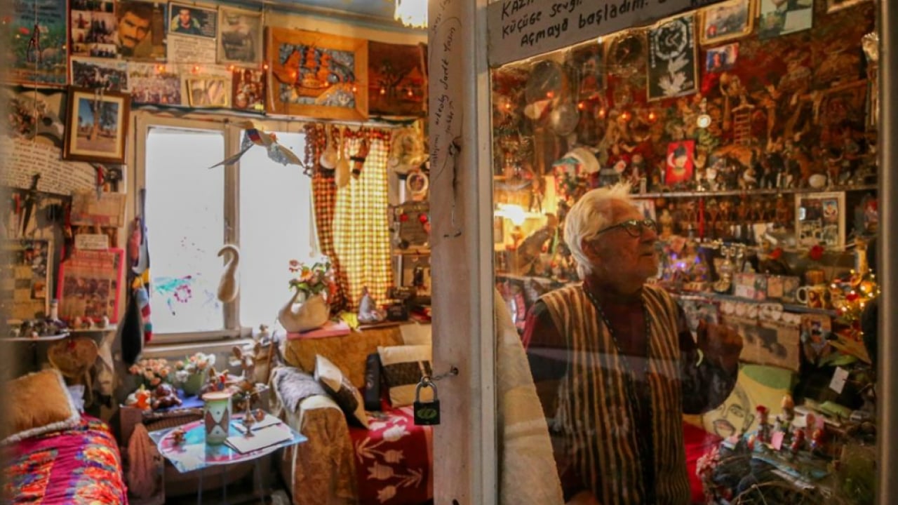 Foto - 60 yıllık hediyelikleri ve bir odaya sığdırdı! Kazım Amca’nın ilginç hikayesi