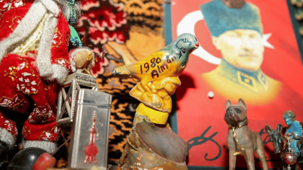 Foto - 60 yıllık hediyelikleri ve bir odaya sığdırdı! Kazım Amca’nın ilginç hikayesi