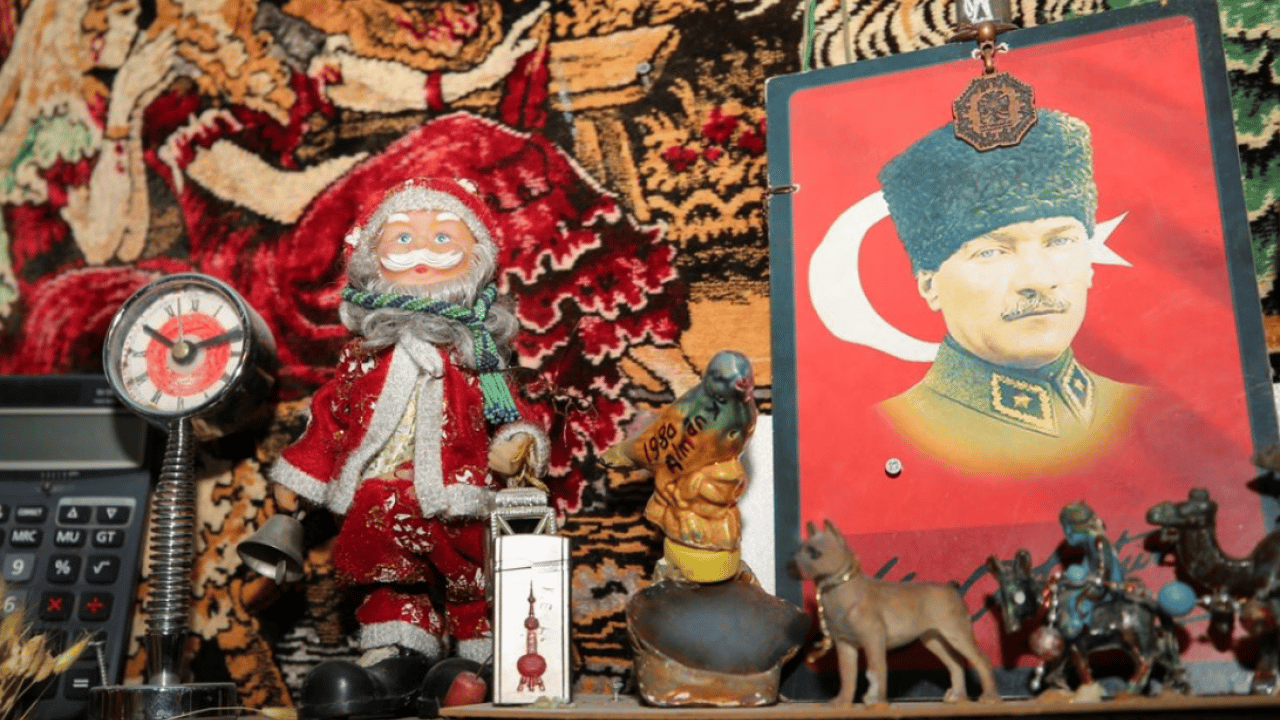 Foto - 60 yıllık hediyelikleri ve bir odaya sığdırdı! Kazım Amca’nın ilginç hikayesi