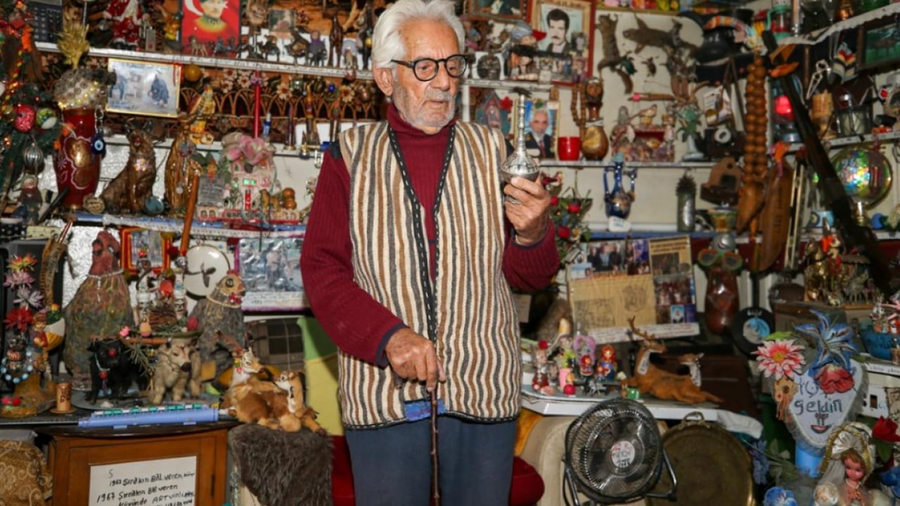 Foto - 60 yıllık hediyelikleri ve bir odaya sığdırdı! Kazım Amca’nın ilginç hikayesi