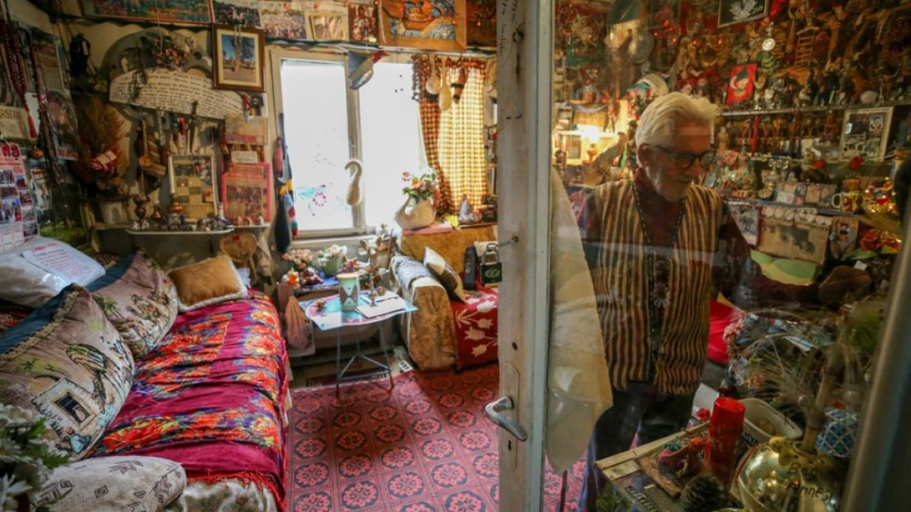 60 yıllık hediyelikleri ve bir odaya sığdırdı! Kazım Amca’nın ilginç hikayesi