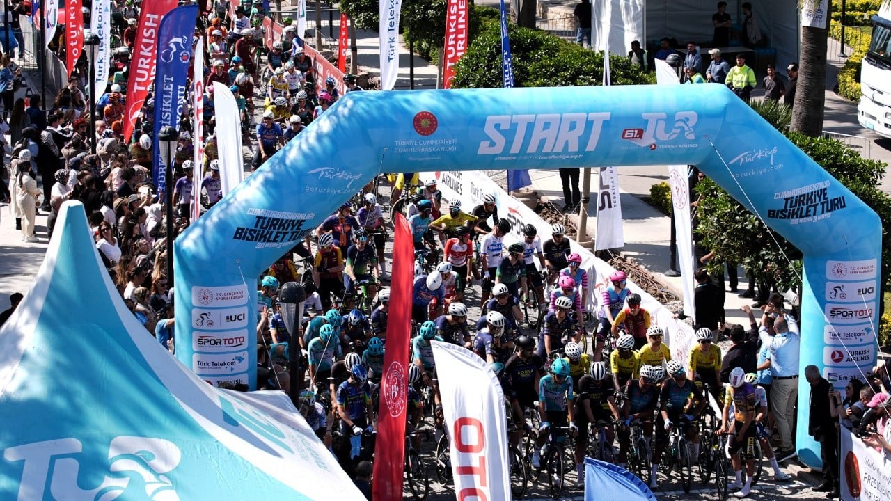 Foto - 61. Cumhurbaşkanlığı Türkiye Bisiklet Turu, Çeşme-Selçuk etabında kazanan Tom Crabbe...