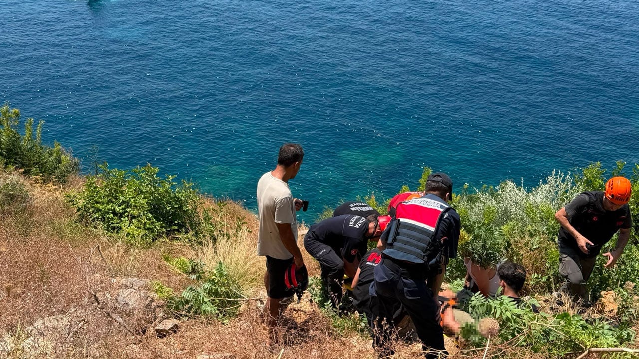 Foto - 7 saatlik operasyonla çıkarıldı ama... Otomobiliyle denize uçtu