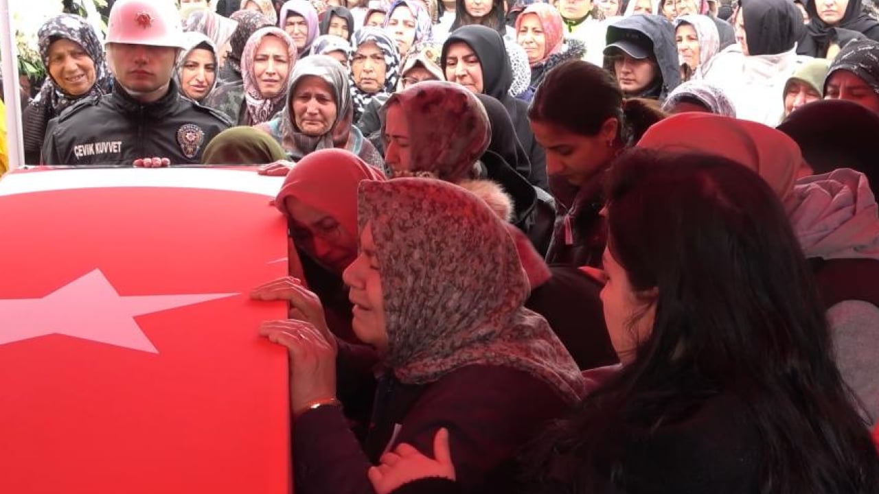 Foto - 7 yaşındaki İdris Bartu'nun acı vedası: Şehit babaya son dokunuş