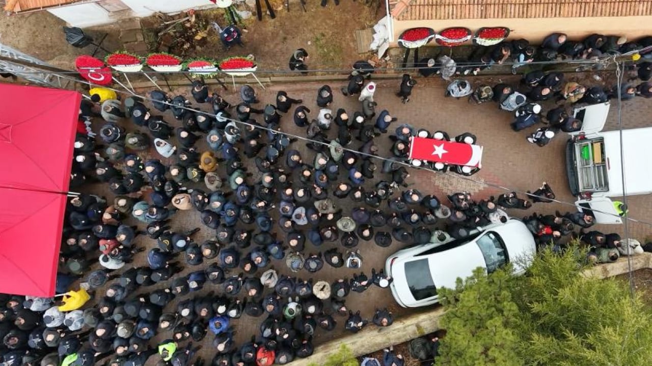 Foto - 7 yaşındaki İdris Bartu'nun acı vedası: Şehit babaya son dokunuş