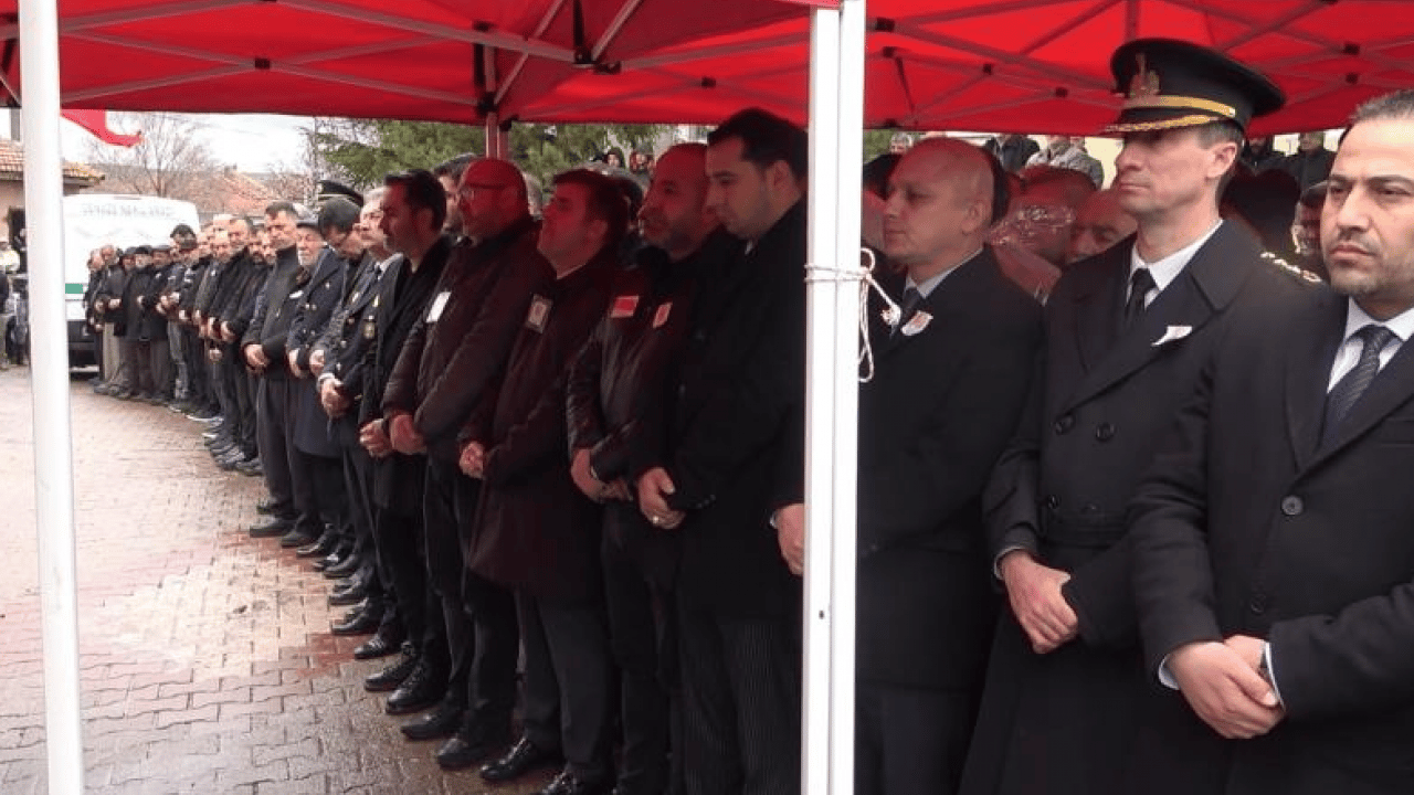 Foto - 7 yaşındaki İdris Bartu'nun acı vedası: Şehit babaya son dokunuş