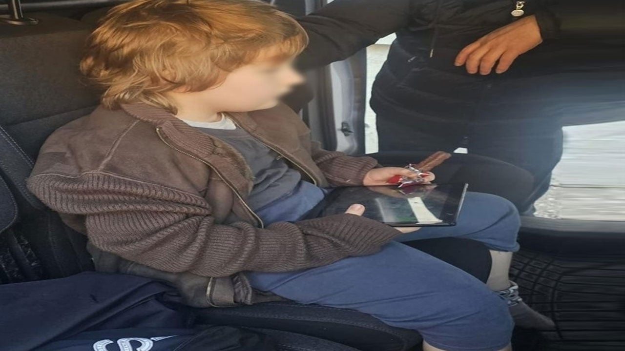 Foto - 7 yıl boyunca çöp evde tutulmuştu! Nazar kız kardeşiyle ilk kez sarıldı