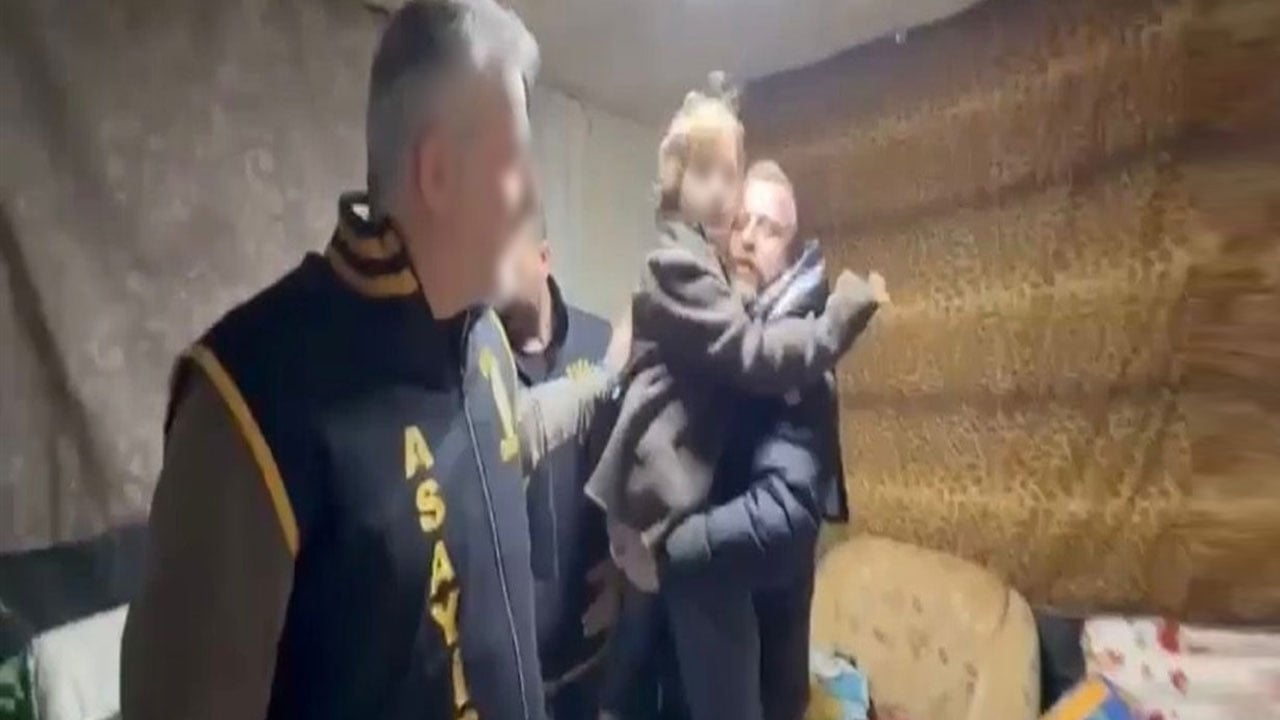 Foto - 7 yıl boyunca çöp evde tutulmuştu! Nazar kız kardeşiyle ilk kez sarıldı