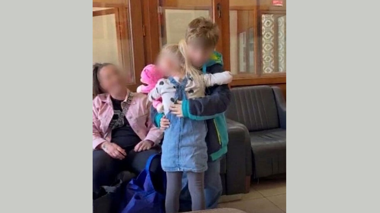 Foto - 7 yıl boyunca çöp evde tutulmuştu! Nazar kız kardeşiyle ilk kez sarıldı