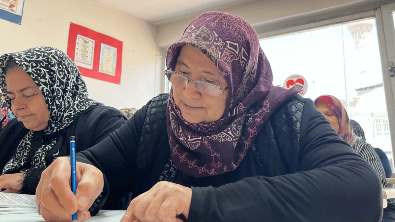 Foto - 70 yaşında okuma yazma öğrendi! En büyük hayali öğretmen olmaktı!
