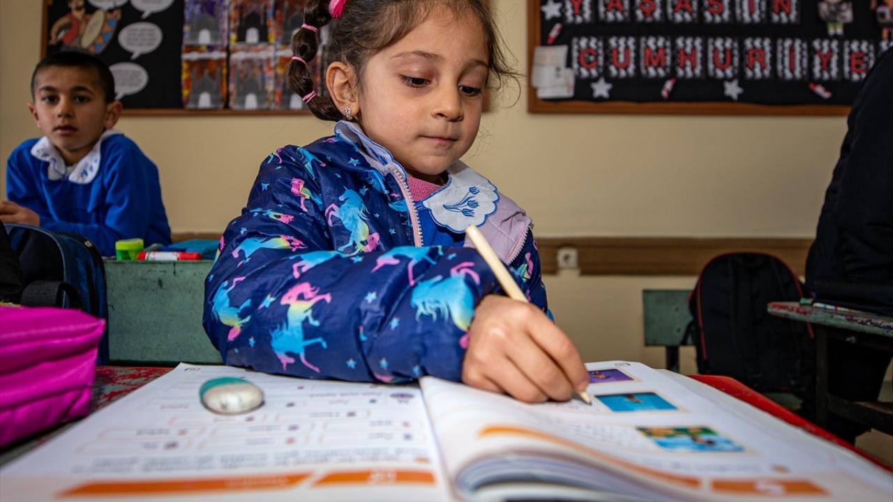 Foto - 70 yaşındaki Nine, torunu sayesinde okuma yazma öğreniyor