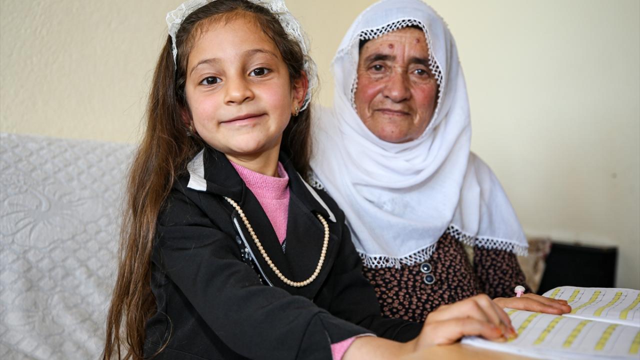 Foto - 70 yaşındaki Nine, torunu sayesinde okuma yazma öğreniyor