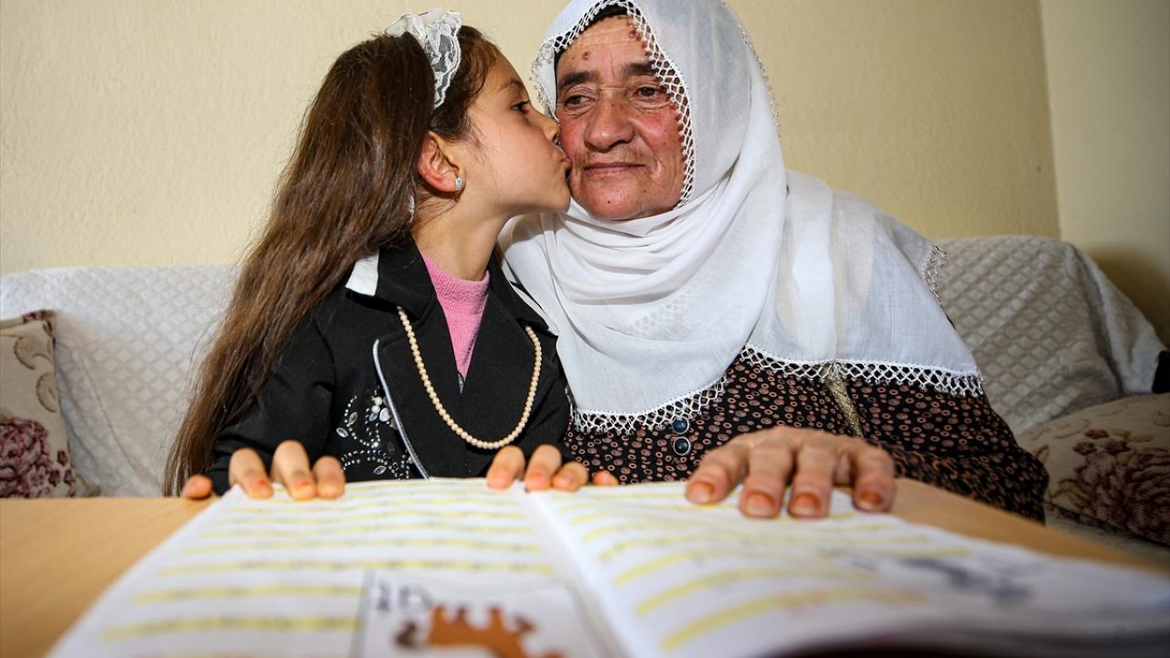 Foto - 70 yaşındaki Nine, torunu sayesinde okuma yazma öğreniyor
