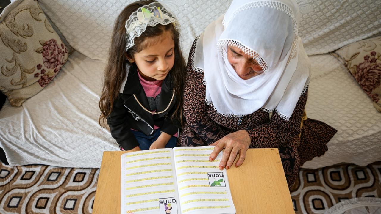 Foto - 70 yaşındaki Nine, torunu sayesinde okuma yazma öğreniyor