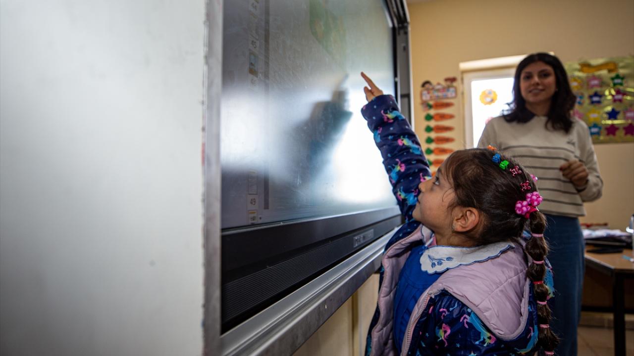 Foto - 70 yaşındaki Nine, torunu sayesinde okuma yazma öğreniyor