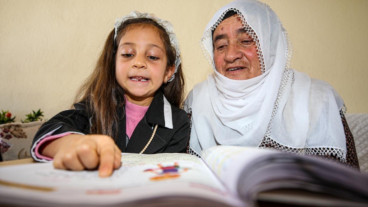 70 yaşındaki Nine, torunu sayesinde okuma yazma öğreniyor