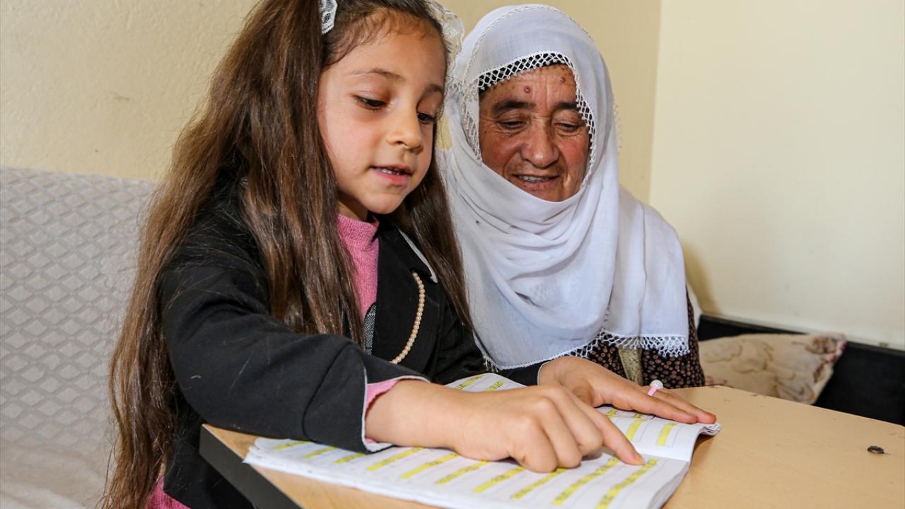 Foto - 70 yaşındaki Nine, torunu sayesinde okuma yazma öğreniyor