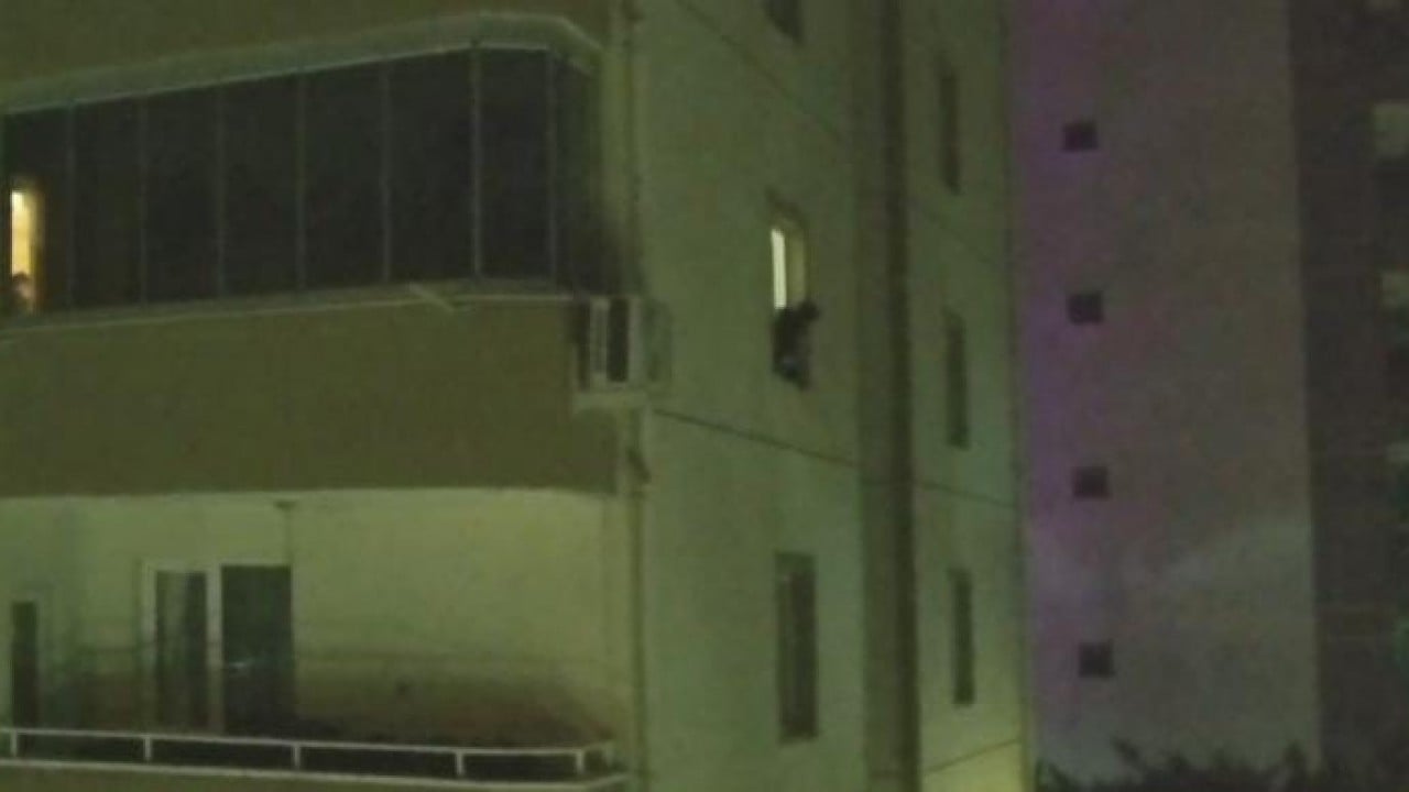 Foto - 700 polisle şafak operasyon Uyuşturucuyu camdan attı