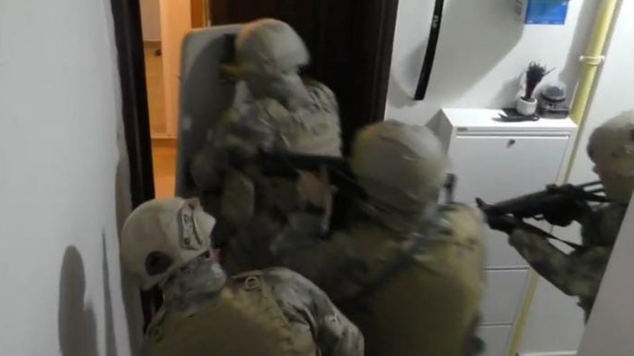 Foto - 700 polisle şafak operasyon Uyuşturucuyu camdan attı