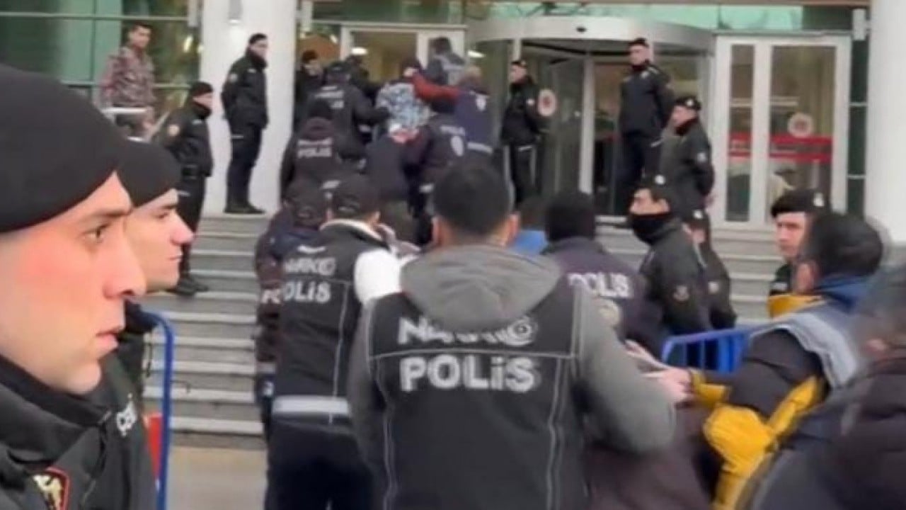 Foto - 700 polisle şafak operasyon Uyuşturucuyu camdan attı