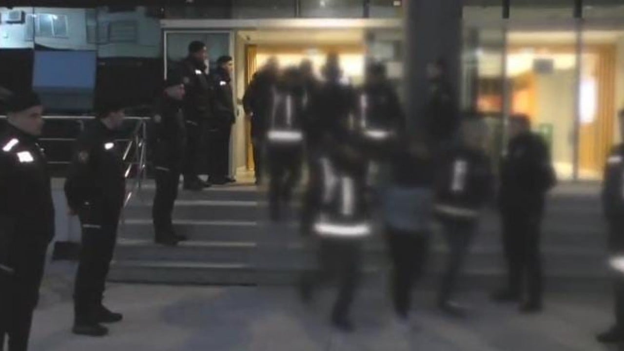 Foto - 700 polisle şafak operasyon Uyuşturucuyu camdan attı