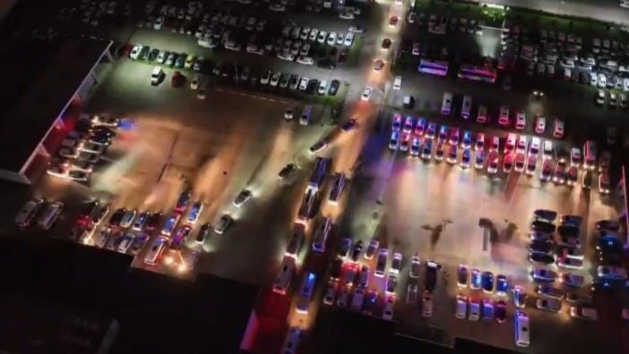 700 polisle şafak operasyon Uyuşturucuyu camdan attı