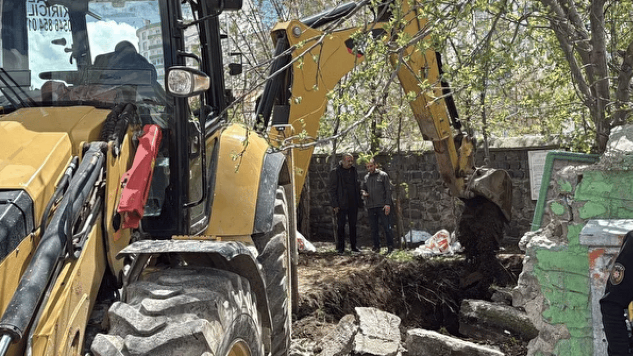 Foto - 700 yıllık mezarlıkta usulsüz kazı skandalı! Çalışmalar apar topar durduruldu