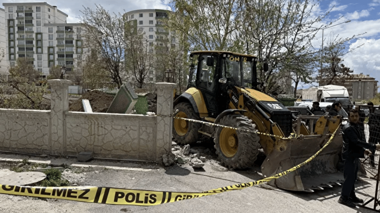 Foto - 700 yıllık mezarlıkta usulsüz kazı skandalı! Çalışmalar apar topar durduruldu